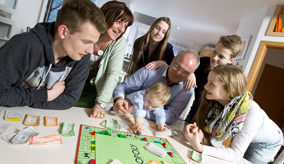 Familie beim Monopoly spielen