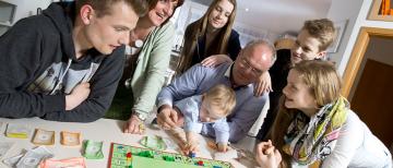 Familie beim Monopoly spielen